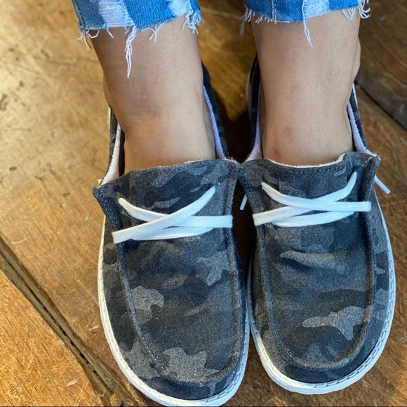 🚨RESTOCKED🚨Gray Camo Slipons - Picture 2 of 10